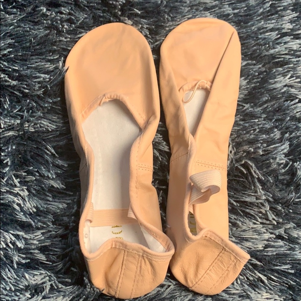 Bloch ballet dance shoes size 7C. NWT